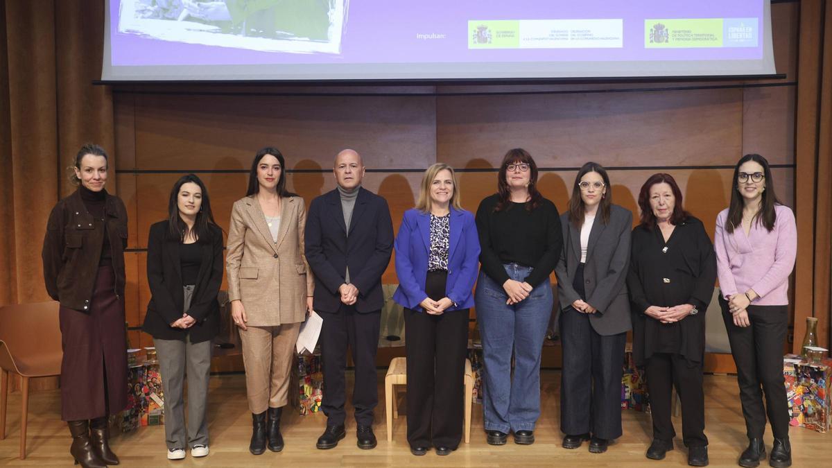 Silvia Tomás, María Palau, Amparo Soria, Joan-Carles Martí, Pilar Bernabé, Marta Torregrossa, Marta García, Pilar Dasí e Irene Campanario, durante el encuentro en el Jardín Botánico.