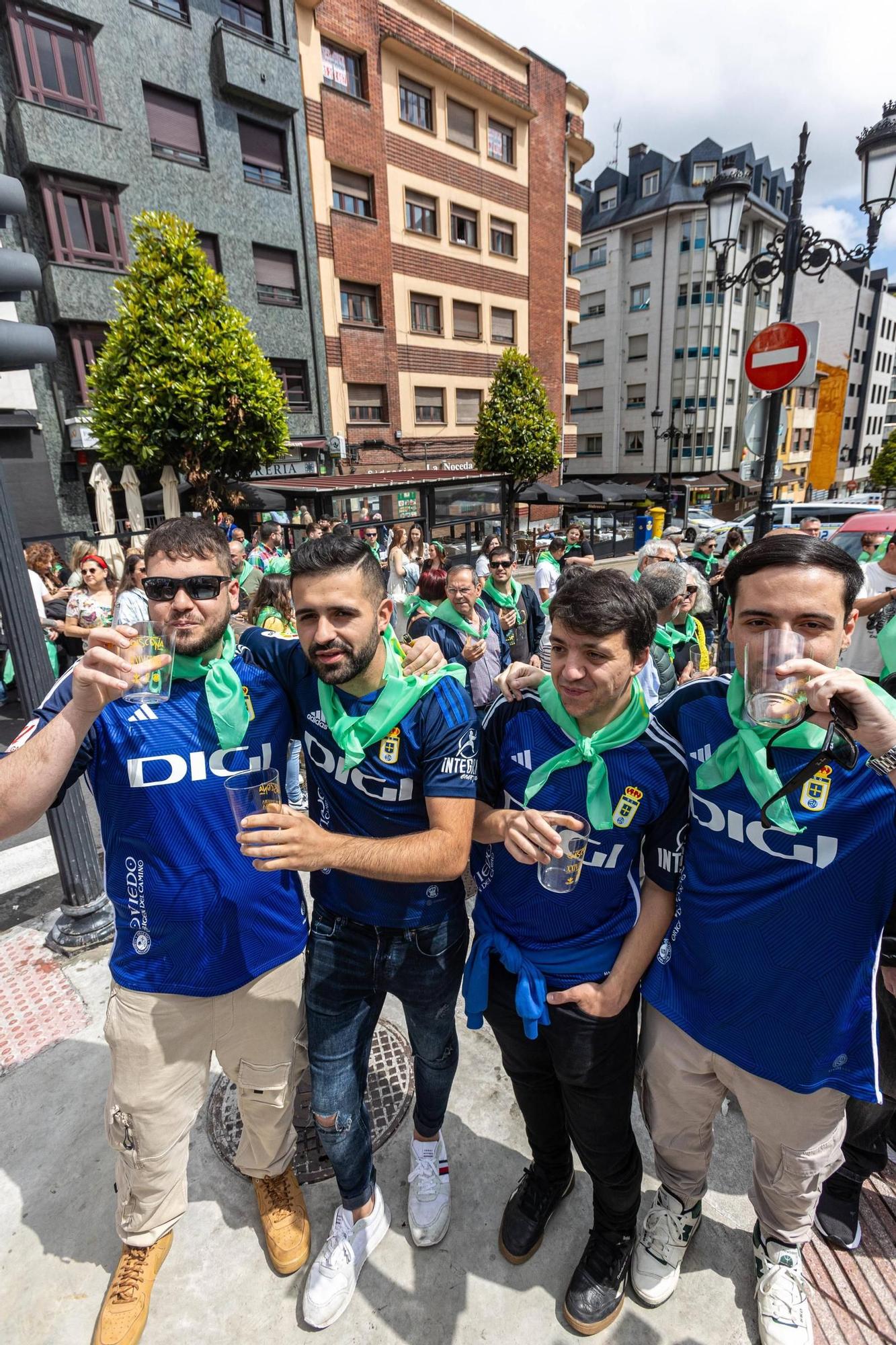 EN IMÁGENES: El buen tiempo y el oviedismo maridan una preba de la sidra multitudinaria en Gascona