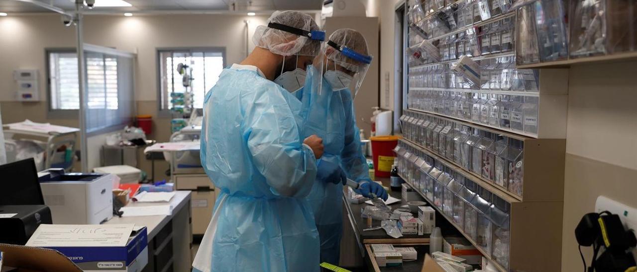 Personal sanitario en el interior de la UCI de un hospital.