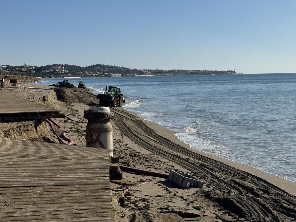 El Ayuntamiento de Mijas ha iniciado los trabajos para recuperar las playas lo antes posible.