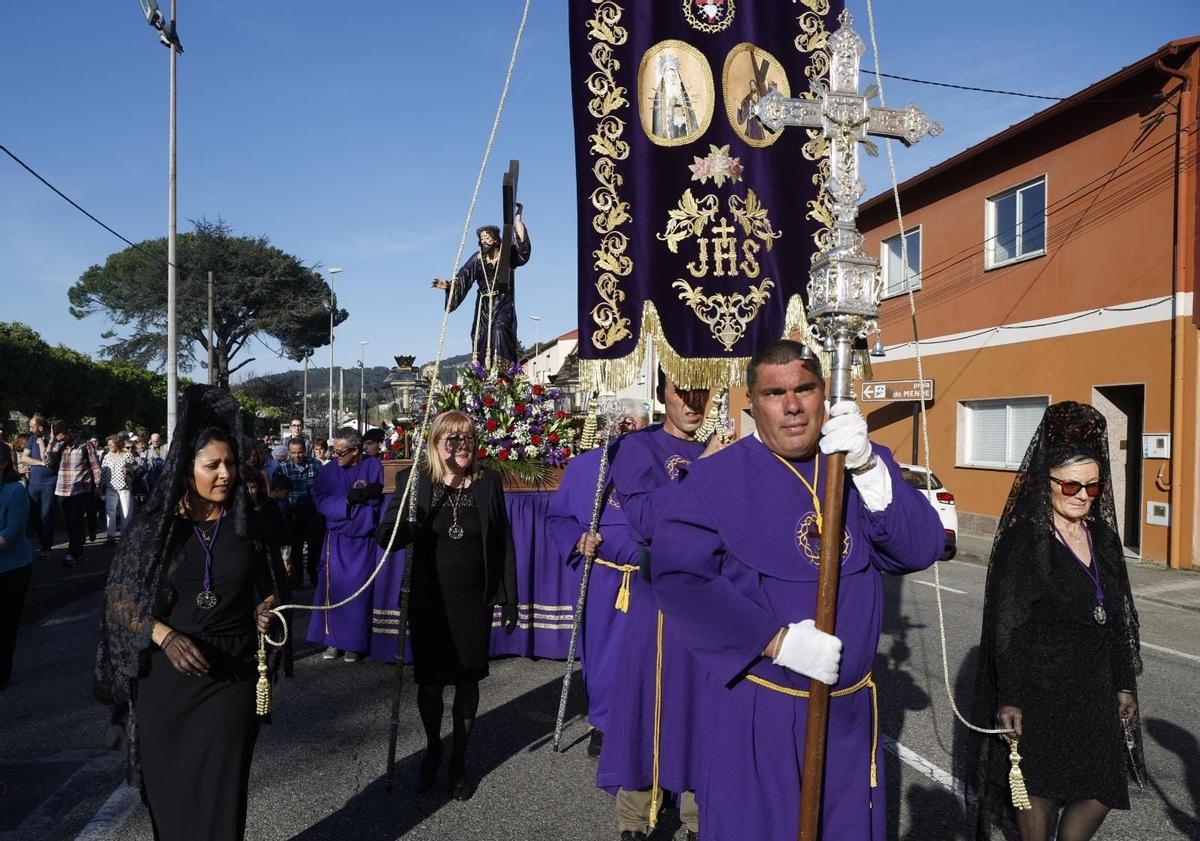 Decenas de fieles abarrotan Teis en la procesión de Nuestro Padre Jesús Nazareno Decenas de fieles abarrotan Teis en la procesión de Nuestro Padre Jesús Nazareno