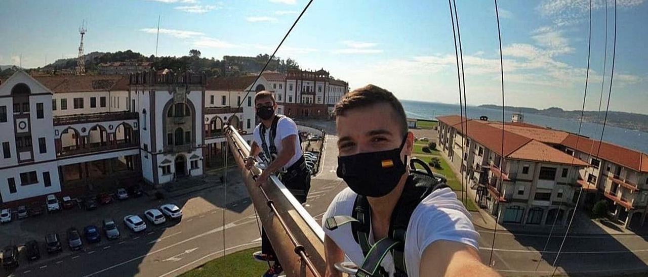 Alumnos de prácticas en un mástil y en varios ejercicios.   | FOTOS: ESCUELA NAVAL DE MARÍN