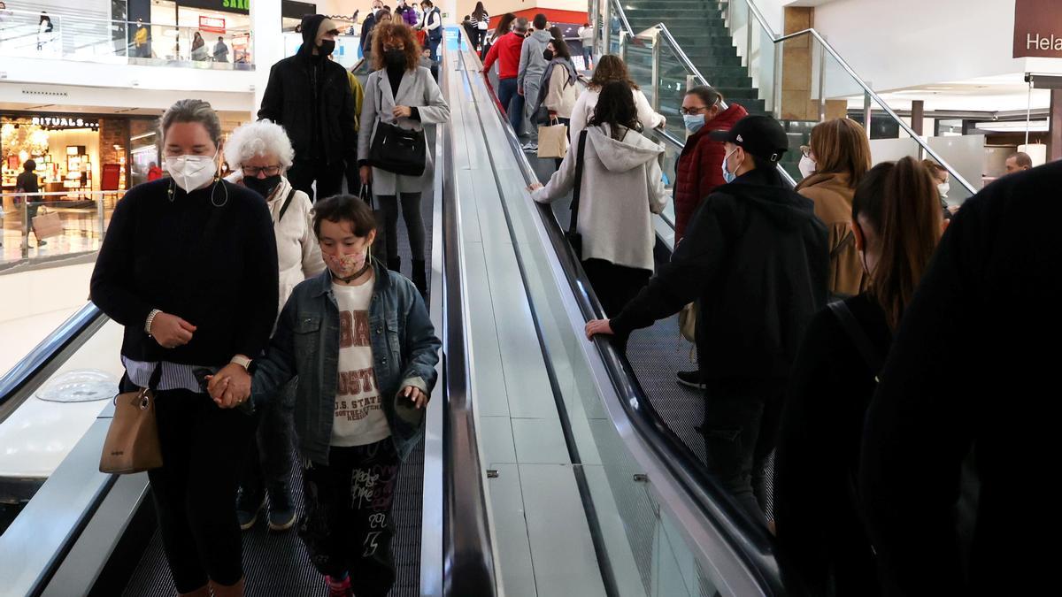 Imagen de las escaleras mecánicas del Centro Comercial Salera.