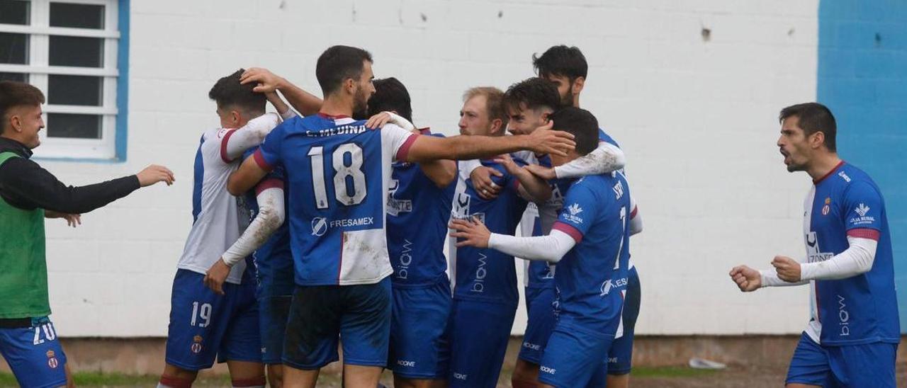 Los jugadores del Real Avilés celebran uno de los goles logrados el domingo.