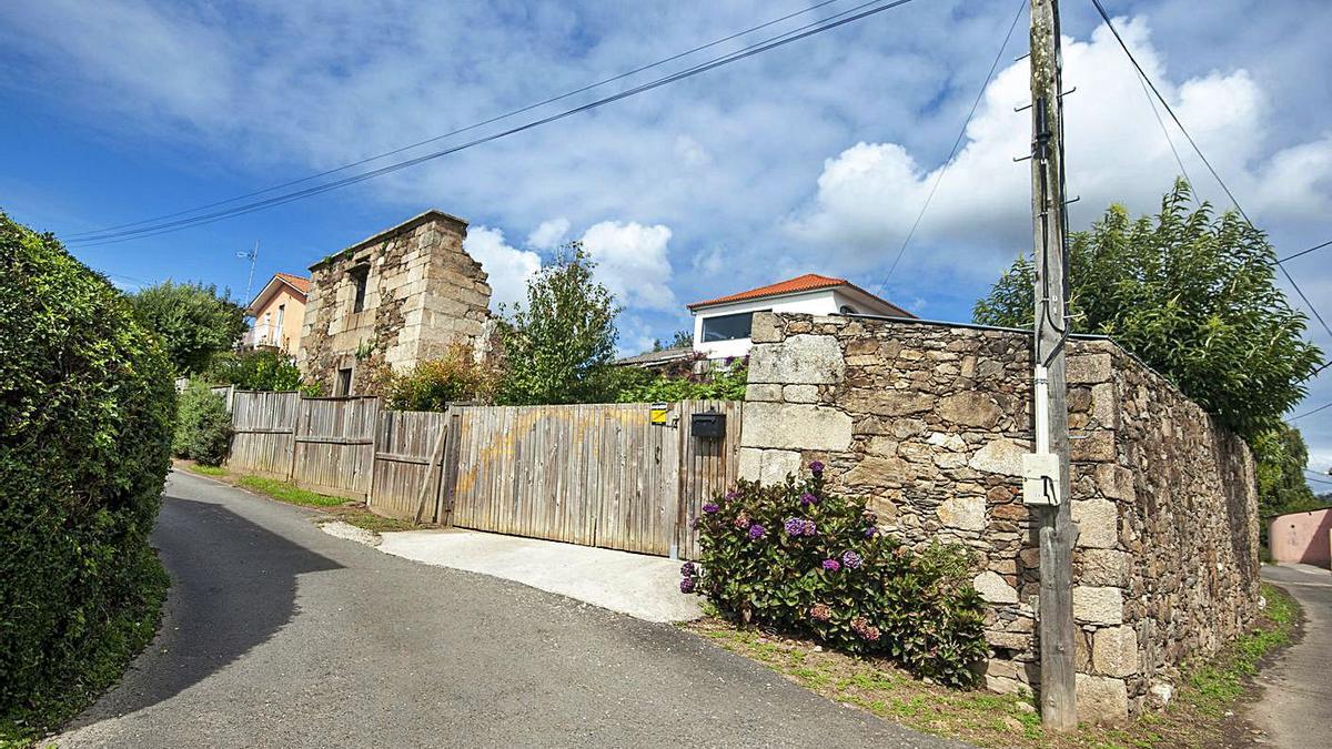 Finca con la casa y la torre a la venta en una inmobiliaria.   | // CASTELEIRO/ROLLER AGENCIA