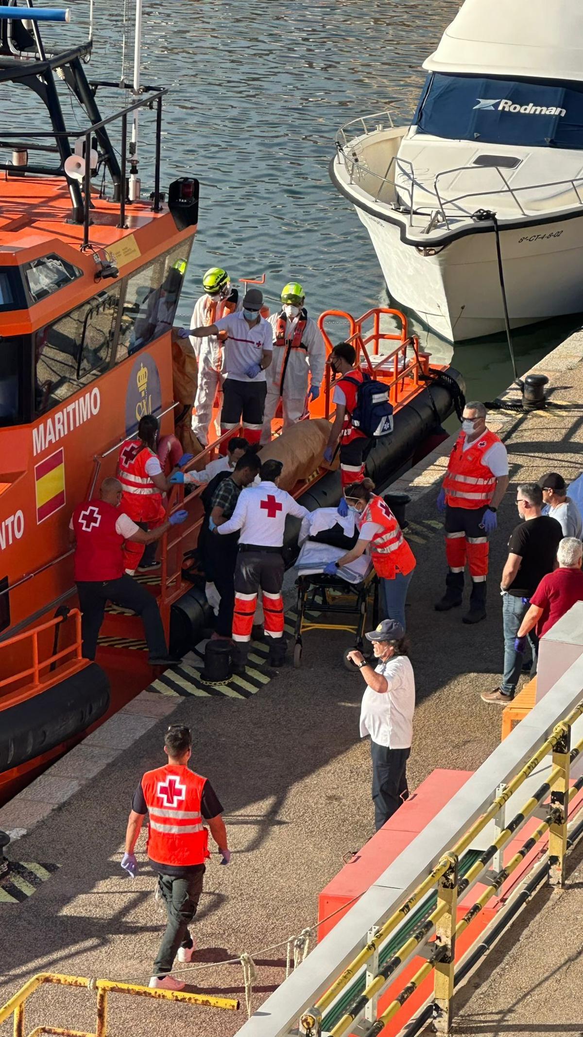 Llegada al puerto de Cartagena de la embarcación que rescató a los supervivientes de la patera.
