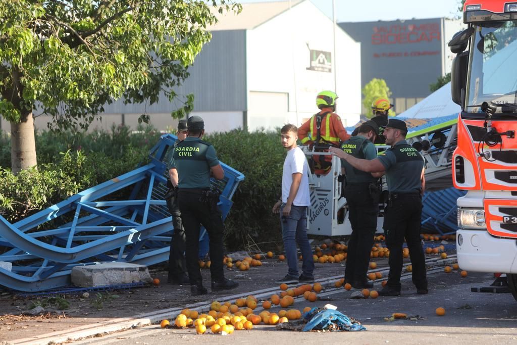 El derrumbe de parte de la nave de Fontestad en la Pobla de Farnals deja una persona desaparecida