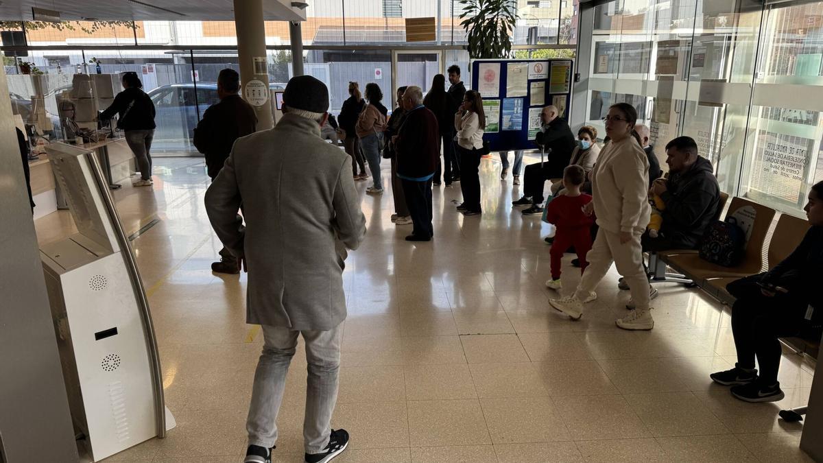 Usuarios esperando en el Castilla del Pino.