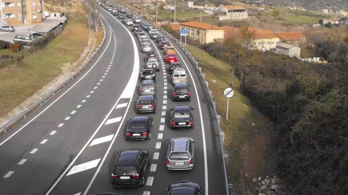 Una enorme retención de vehículos de camino a las estaciones de esquí durante la pasada temporada