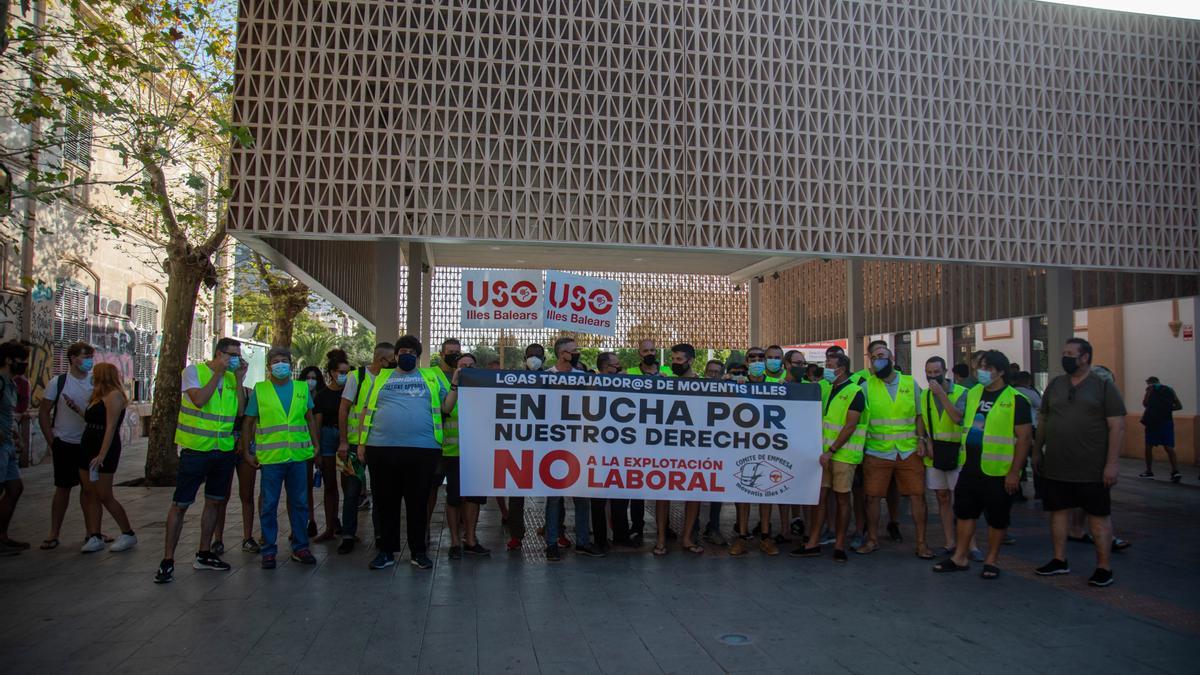 Concentración de trabajadores de Moventis Illes, este miércoles, en Palma.