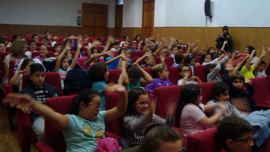 Escolares de Las Eras siguen el ritmo de Maestro Lupi en la Casa de Cultura.