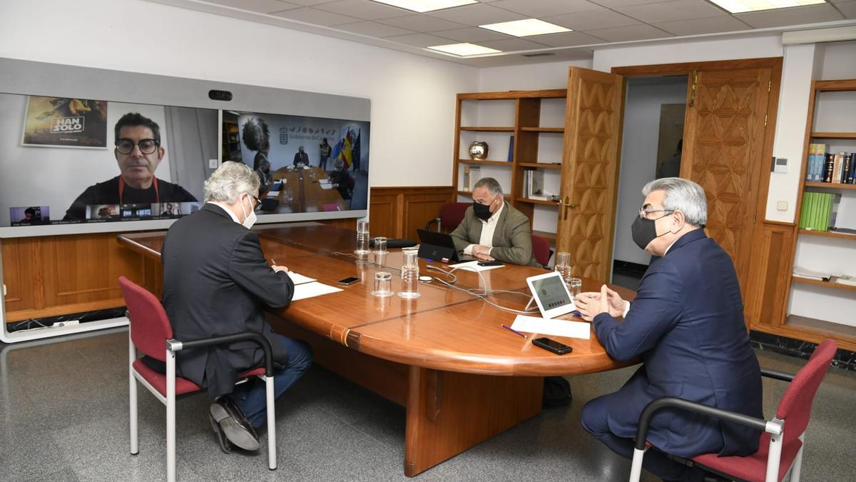 Reunión, hoy lunes, de Román Rodríguez (d) y representantes de productoras cinematográficas.