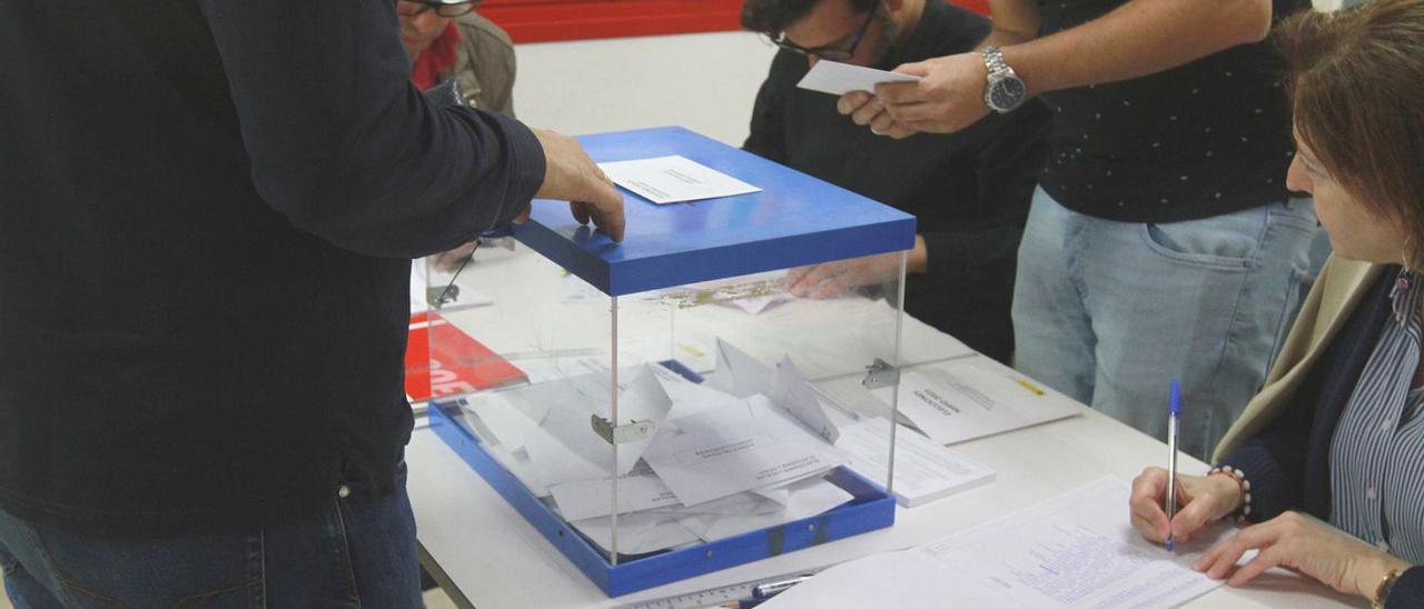 Votación en un colegio electoral de Ourense, este 28-M.   | // IÑAKI OSORIO