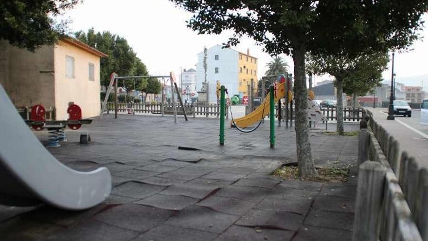 Estado del parque de Vilalonga con el suelo levantado. // FdV