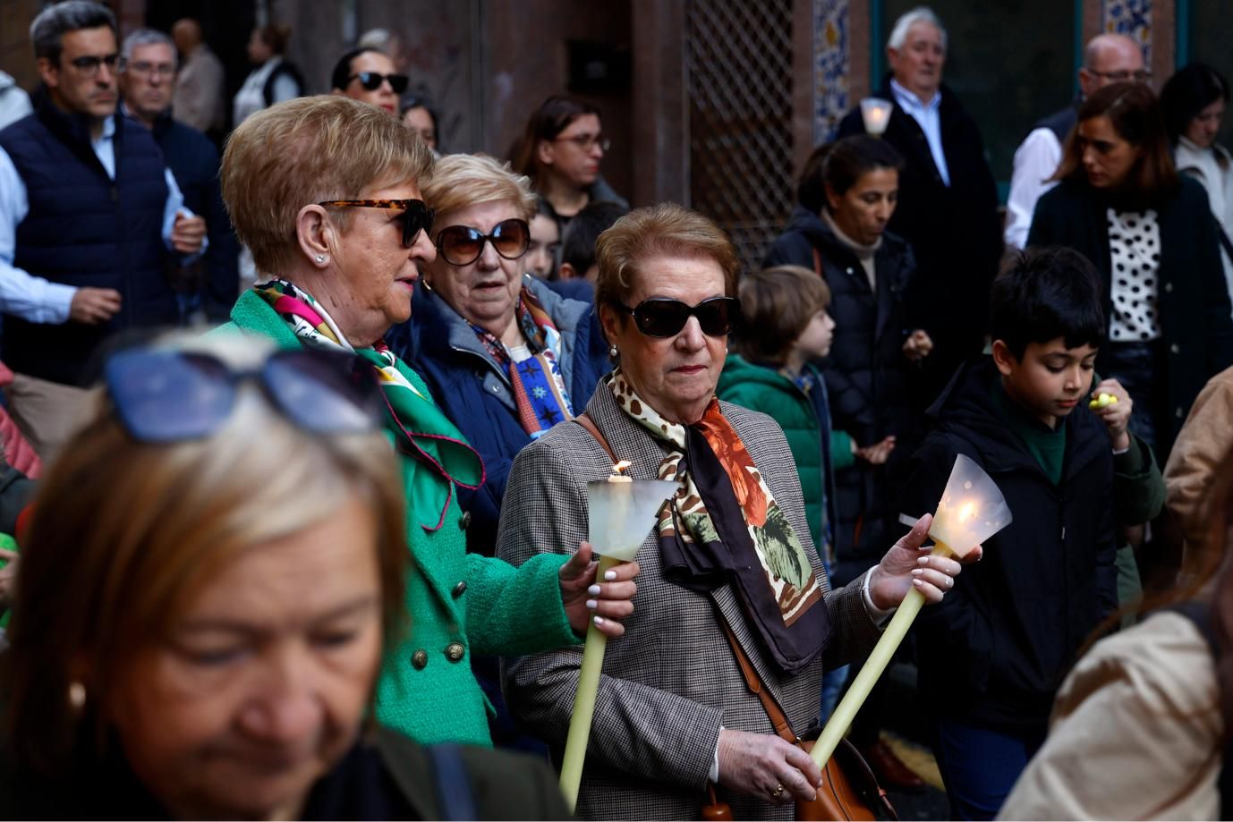 El Viático lleva la comunión a 6 enfermos: alfombrados florales y emoción en Pontevedra