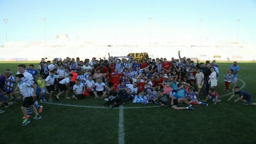 Los jugadores del equipo lorquino festejan el ascenso.