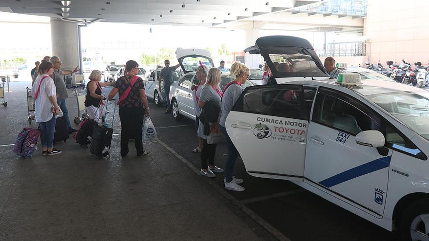 Varios taxis esperan para recoger a clientes en Málaga.