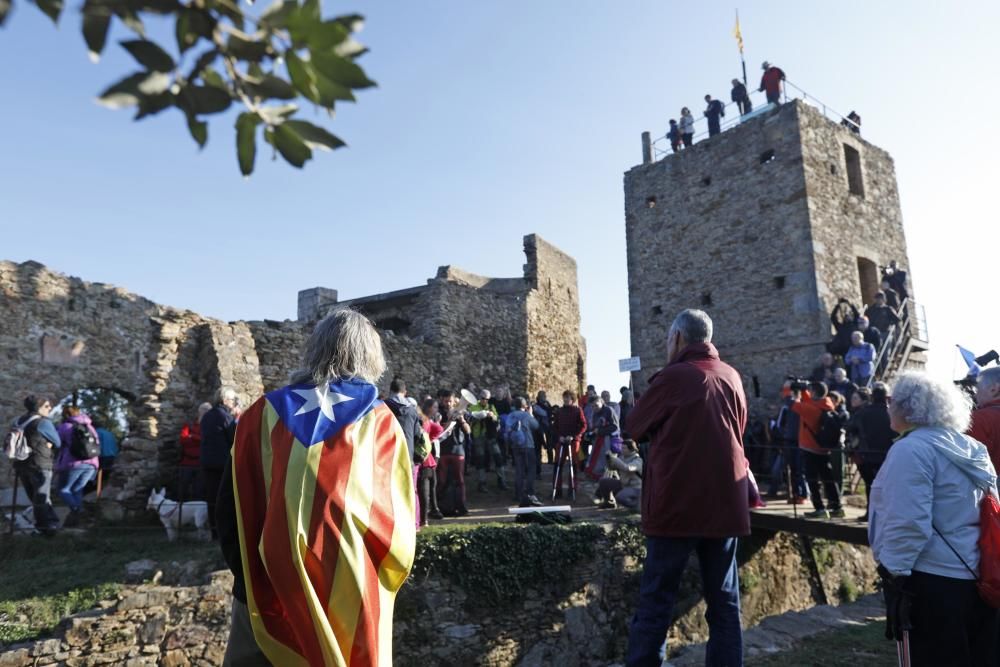 Pujada al castell de Sant Miquel per protestar contra les maniobres convocades per l exercit.