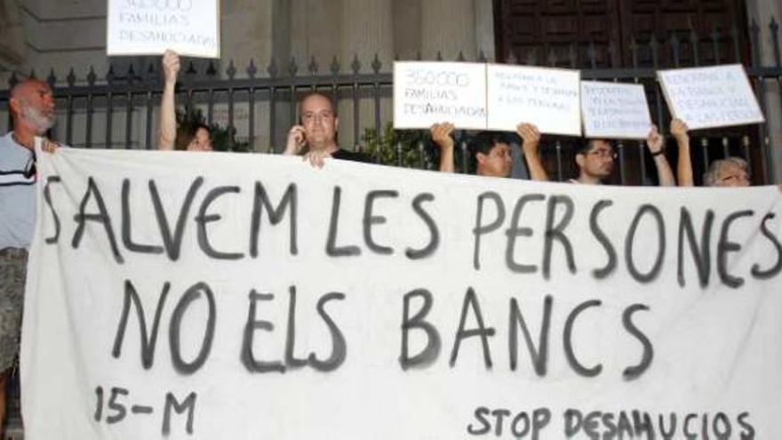 Los manifestantes portan una pancarta tras ser desalojados por la Policía.