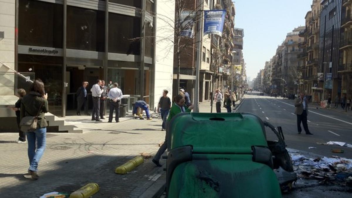 Un contenedor quemado en la calle Balmes a la altura de Diagonal. EL PERIÓDICO