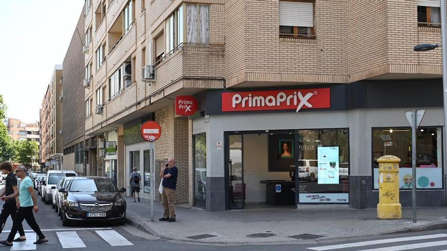 Dos jóvenes atracan con cuchillos un PrimaPrix de San José