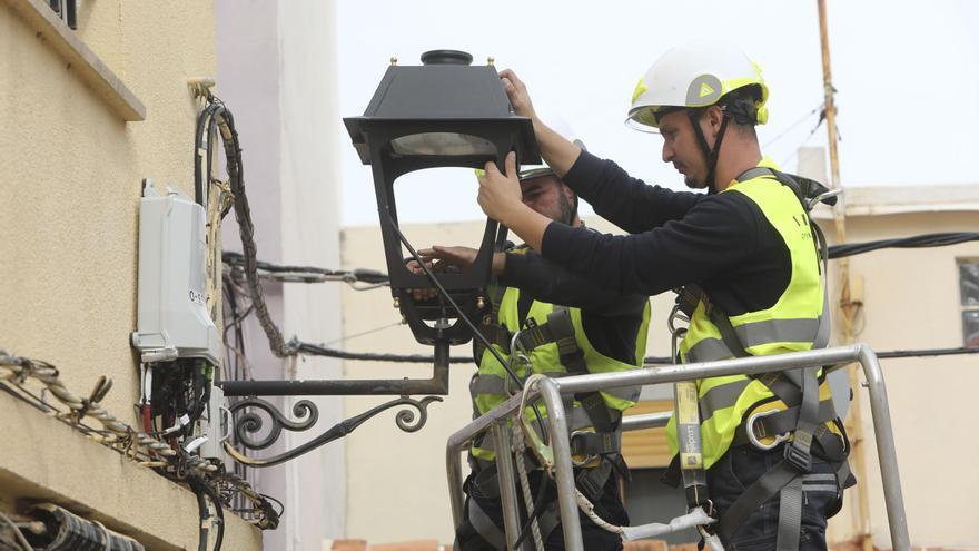 Sagunt inicia el cambio de 800 farolas en Ciutat Vella