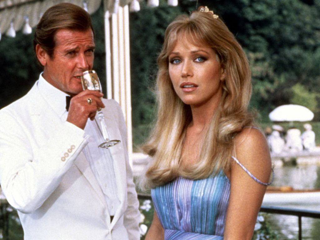 Tanya Roberts, junto a Roger Moore en una escena de 'Panorama para Matar'.