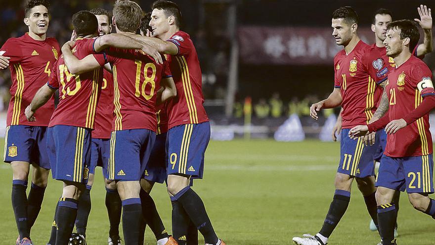 Varios jugadores de España celebran uno de los goles que consiguió la selección el sábado frente a Macedonia.