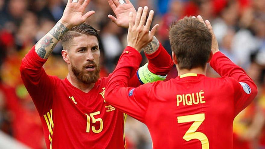 Sergio Ramos choca las manos con Piqué, autor del gol // Albert Gea