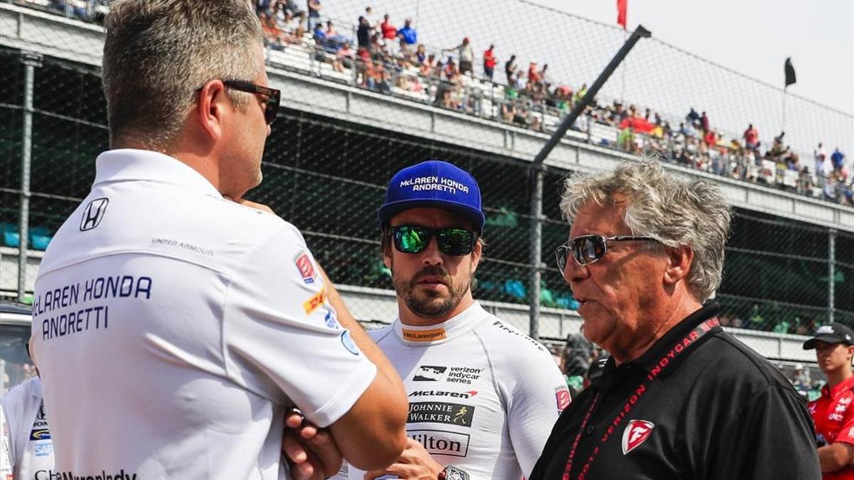 Alonso y Mario Andretti, en el circuito de Indianápolis