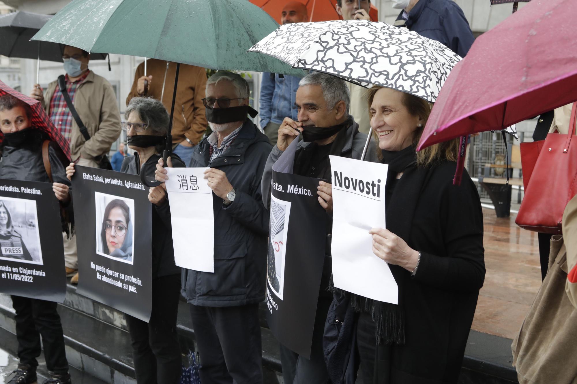 EN IMÁGENES: Así fue la concentración contra las persecuciones a periodistas en Oviedo