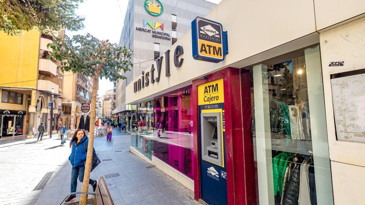 Los cajeros ATM surgieron en el barrio del Rincón de Loix pero ya han colonizado todo Benidorm. Ahora, el Ayuntamiento ha decretado la clausura de casi 200 aparatos.