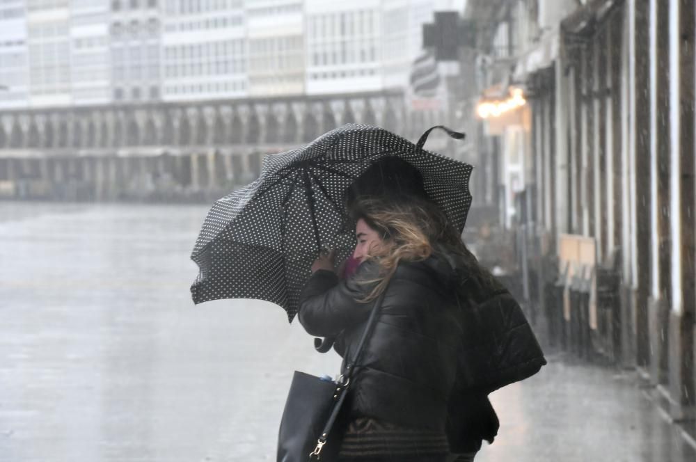 Meteorología adversa en una jornada de aviso naranja por lluvia con acumulaciones de hasta 80 litros por metro cuadrado, fuertes rachas de viento y fenómenos costeros en A Coruña.