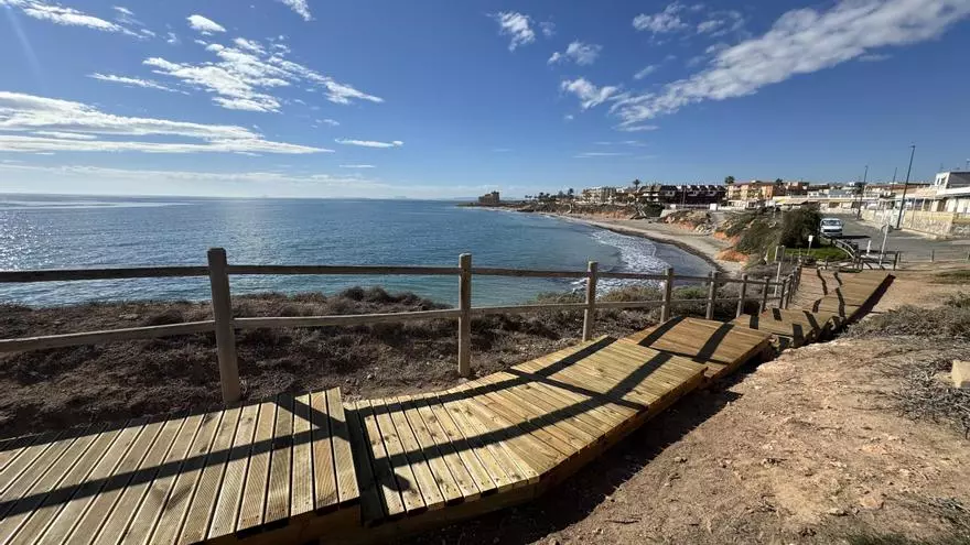 Nueva pasarela peatonal en la playa de Jesuitas de Pilar de la Horadada