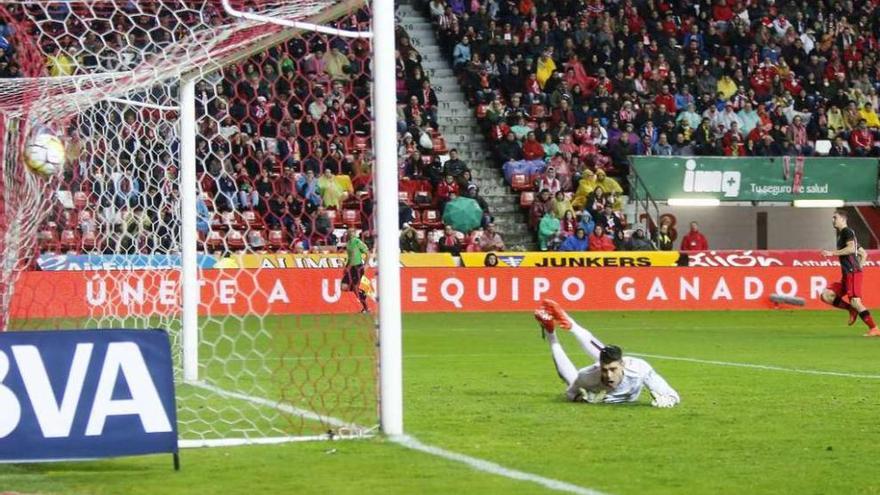 Cuéllar observa el balón en la red en el segundo tanto visitante, con el goleador De Marcos al fondo.