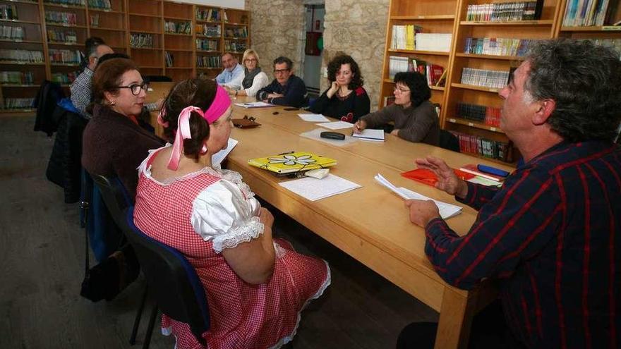 Participantes en el taller de escritura creativa iniciado el pasado mes de marzo. // Bernabé/Adrián Rei