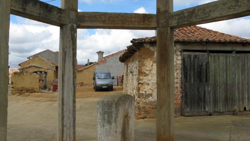 La antigua ermita de Bercianos y al fondo el solar municipal.