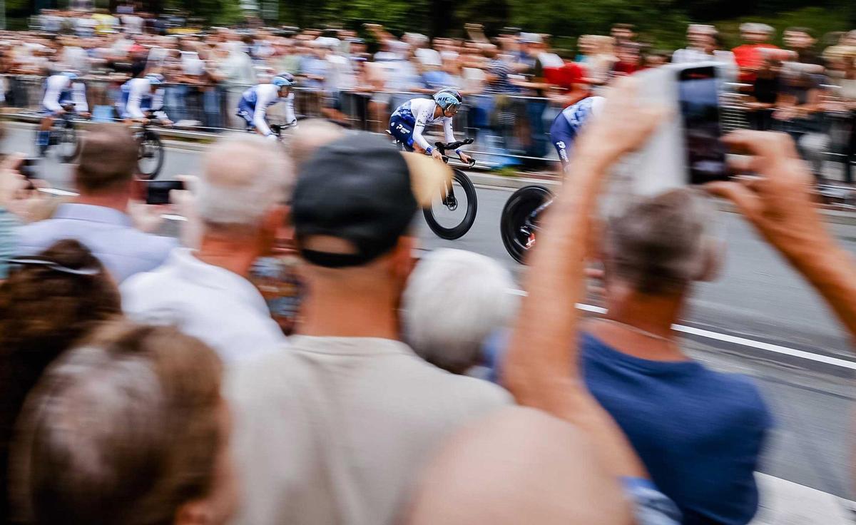 Utrecht (Netherlands), 19/08/2022.- Team Israel-Premier Tech in action during the first stage of the 77th La Vuelta cycling race, a team time trial over 23.3km in Utrecht, the Netherlands, 19 August 2022. (Ciclismo, Países Bajos; Holanda) EFE/EPA/SEM VAN DER WAL