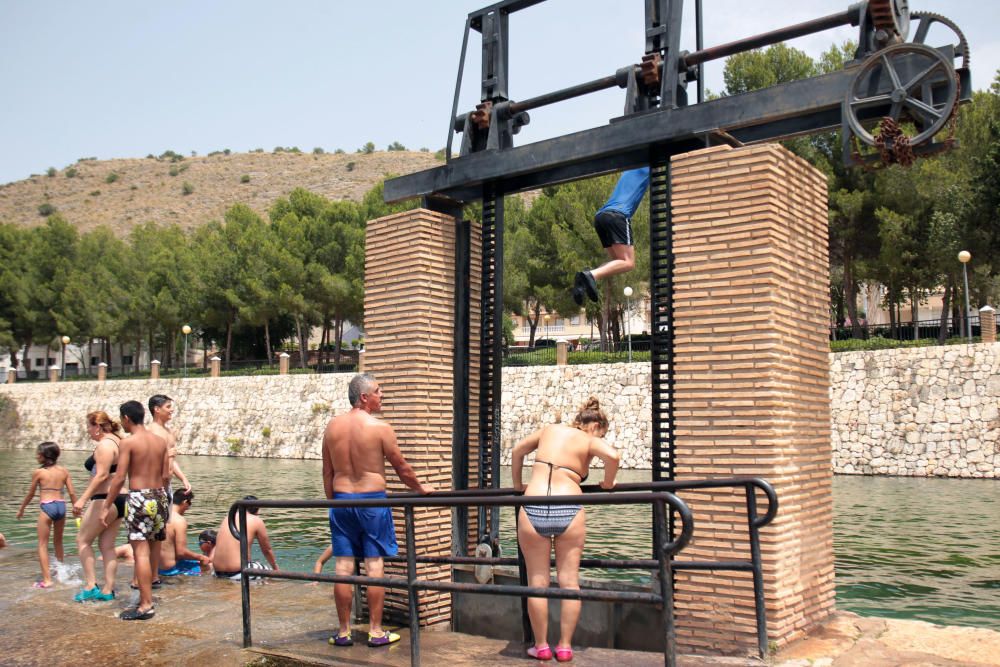 Los bañistas acuden al Assut d'Antella aunque el baño está prohibido