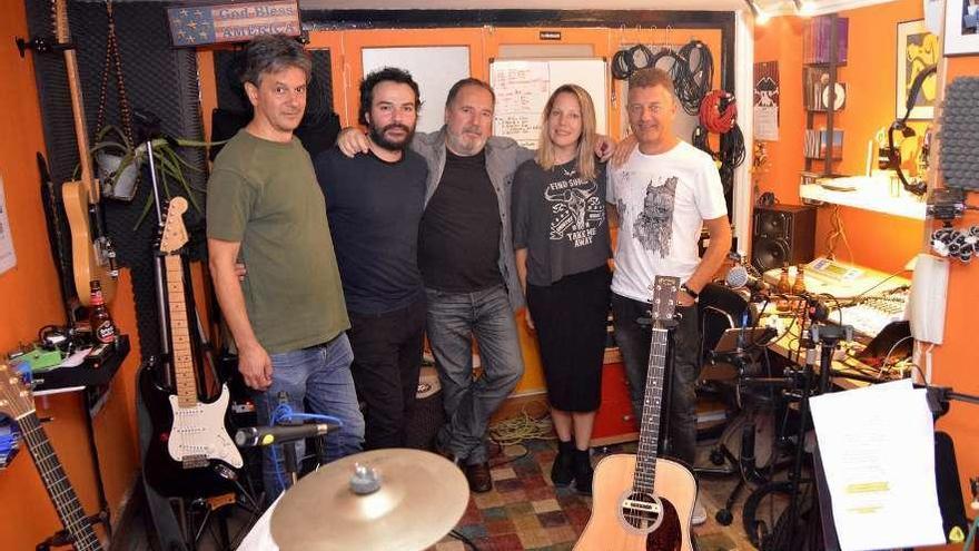 El cantautor Luis Moro y los integrantes de Folkner y Deibes, ayer en su local de ensayo.