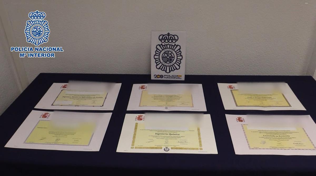 20 Detenidos Y 100 Investigados Por Comprar Títulos Universitarios Falsos Por Internet