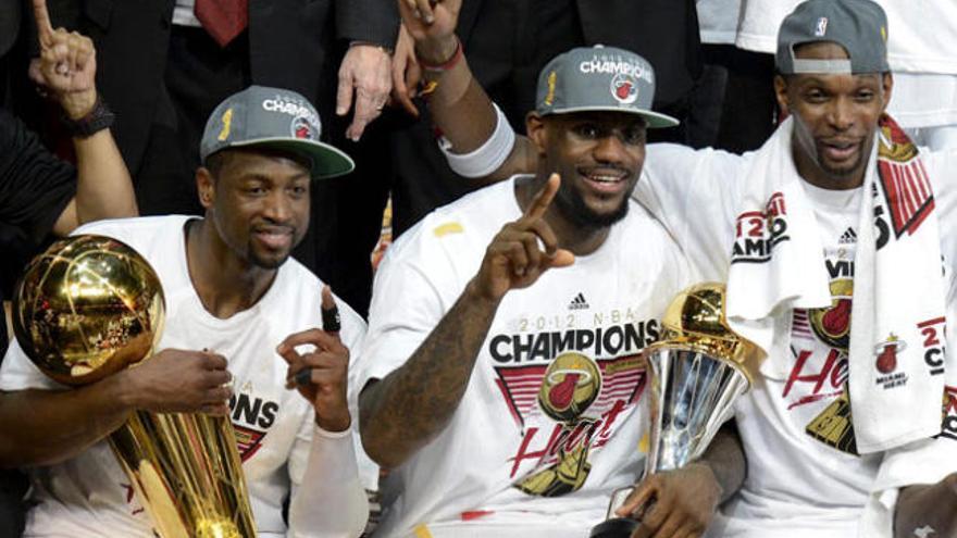 Dwyane Wade, LeBron James y Chris Bosh celebrando su victoria