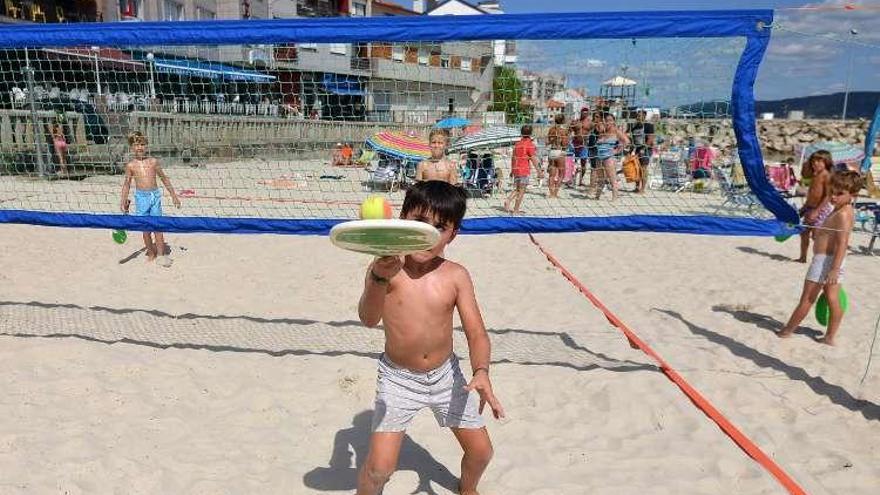 Niños jugando al tenis playa en Xiorto. // G. Santos