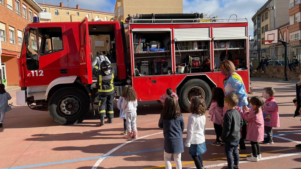 Escolares de Las Eras subiendo al camión de los bomberos.