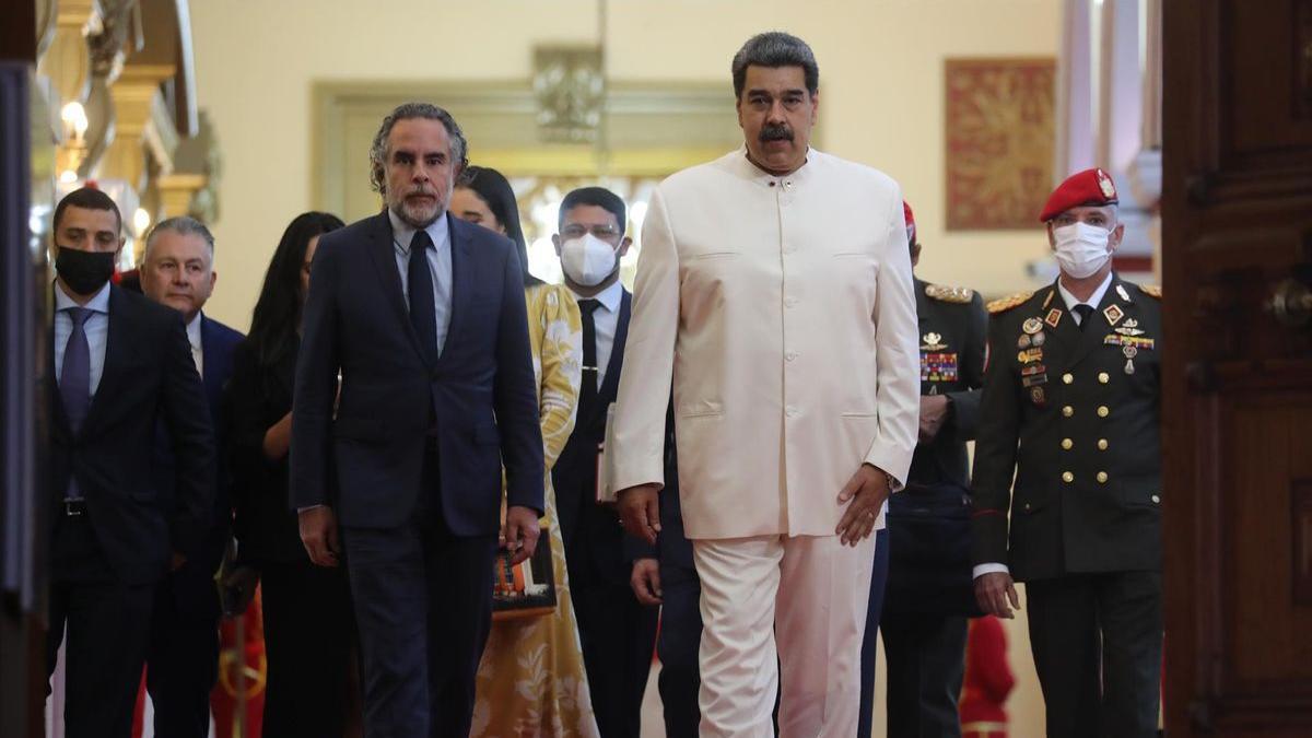 El presidente de Venezuela, Nicolás Maduro, camina junto al nuevo embajador de Colombia en el país, Armando Benedetti.