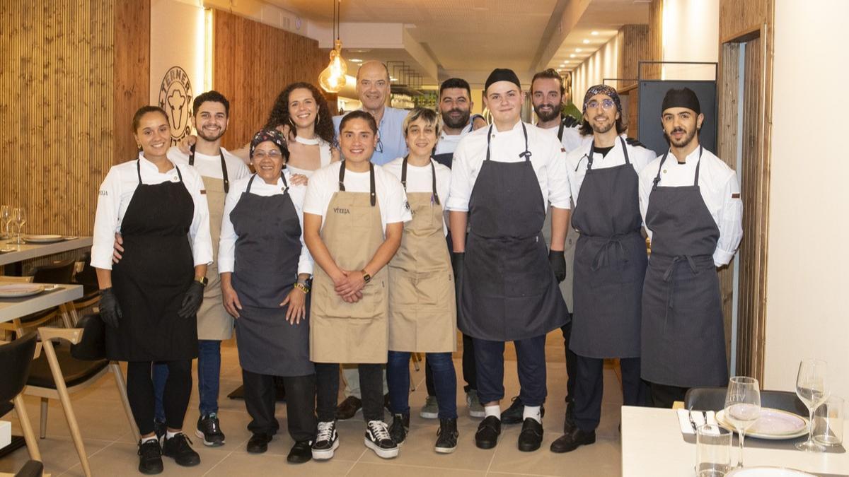 El personal del Vitela Restaurante Cachopería en su nuevo local
