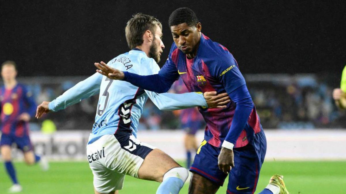 Rashford desborda Mingueza durant el partit de Balaídos. | MIGUEL RIOPA / AFP
