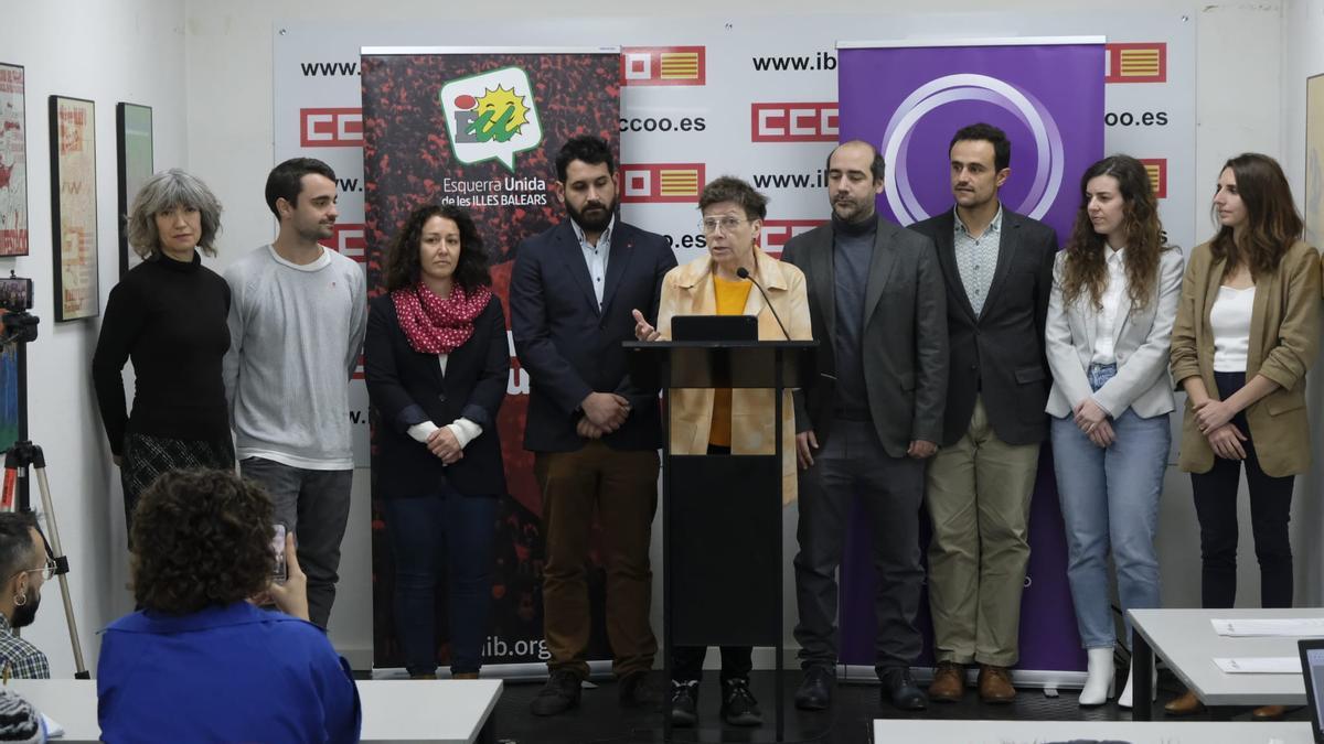 La plana mayor de Podemos e IU, esta mañana en la sede de CCOO.