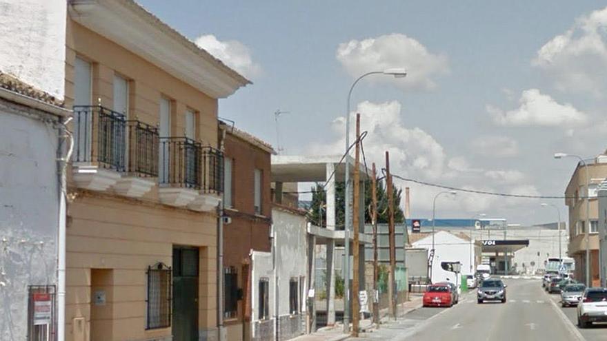 Una imagen de la calle de La Roda donde se ubica el edificio desde el que cayó el pequeño de 2 años.