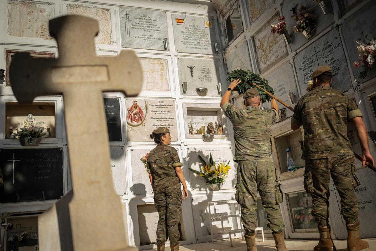 Militares ante el nicho de las víctimas de la detonación de un polvorín.